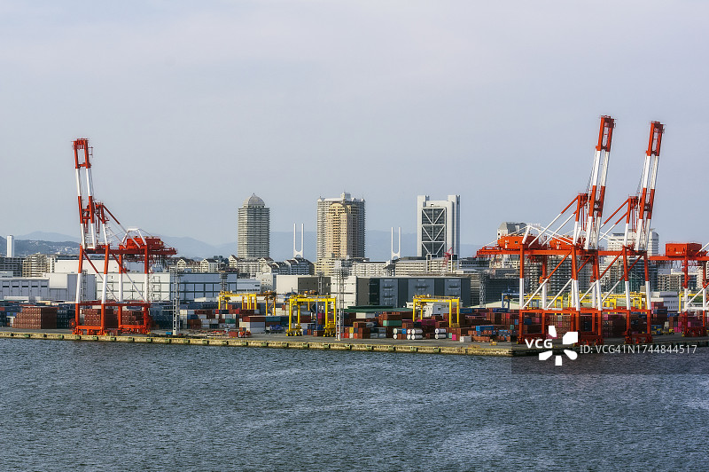 日本兵库县神户港的港口起重机图片素材