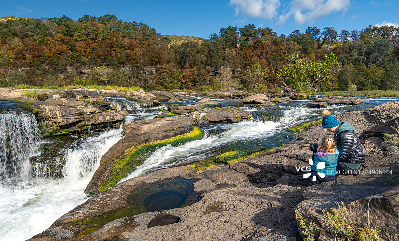 美国西弗吉尼亚州新河峡国家公园的砂岩瀑布风光图片素材
