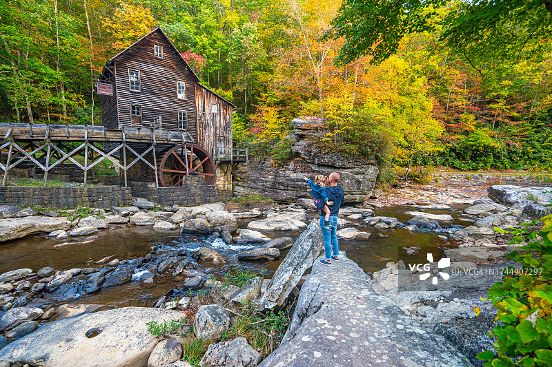 父女在美国西弗吉尼亚州阿巴拉契亚山脉的巴布科克州立公园探索格莱德克里克磨坊图片素材
