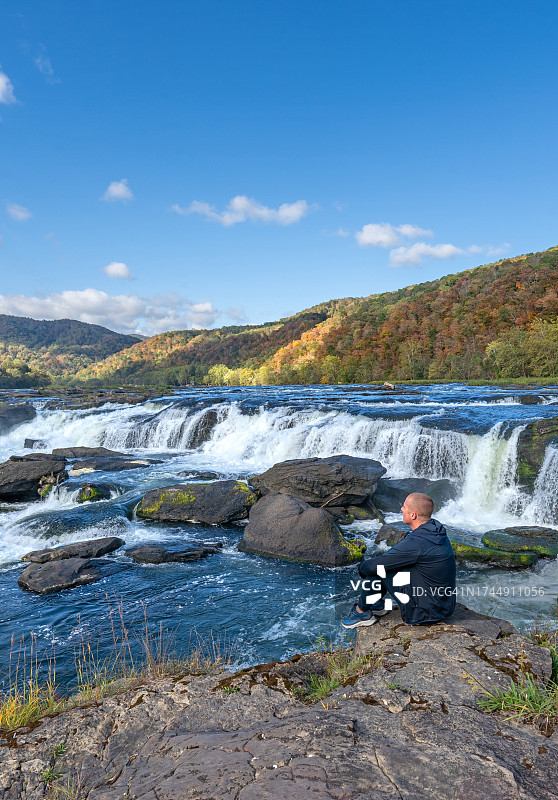 在美国西弗吉尼亚州新河峡谷国家公园欣赏砂岩瀑布秋景图片素材