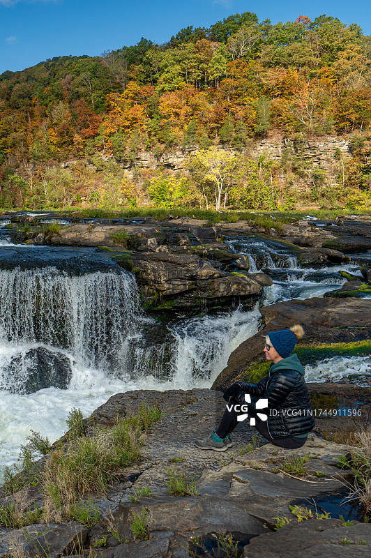 在美国西弗吉尼亚州新河峡谷国家公园欣赏砂岩瀑布秋景图片素材
