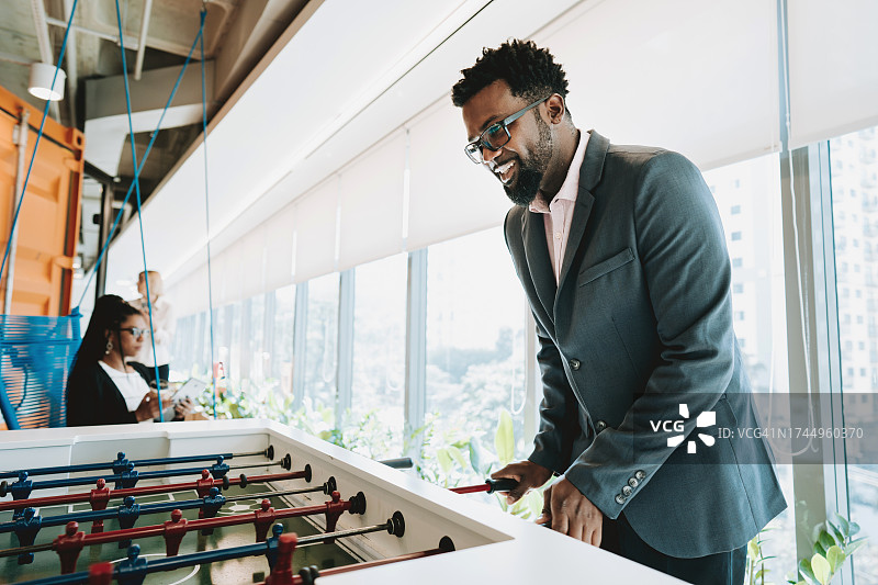 工作休息时玩桌上足球图片素材