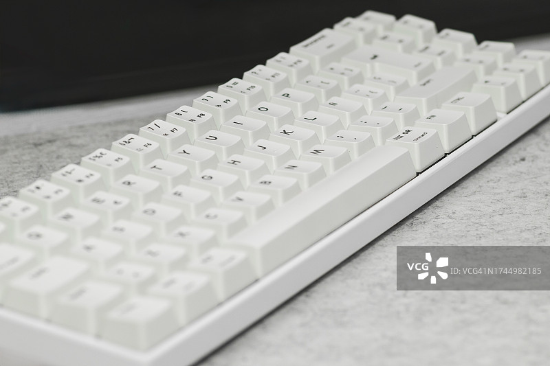 灰色垫子上的白色键盘图片素材