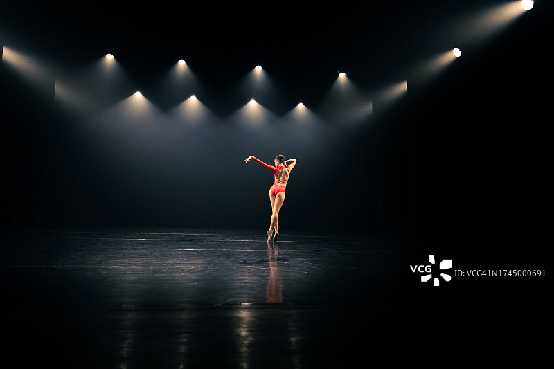 跳新古典芭蕾舞的年轻女孩图片素材