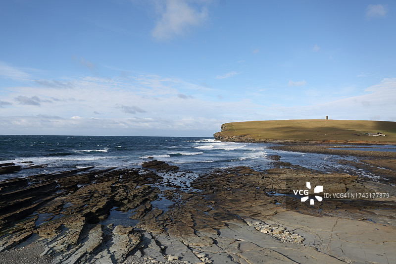 马威克湾，眺望奥克尼群岛的基奇纳纪念馆图片素材