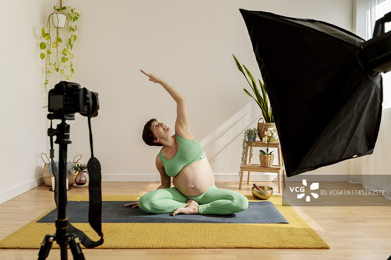 孕妇录制孕妇线上拉伸课程。孕妇课程概念图片素材