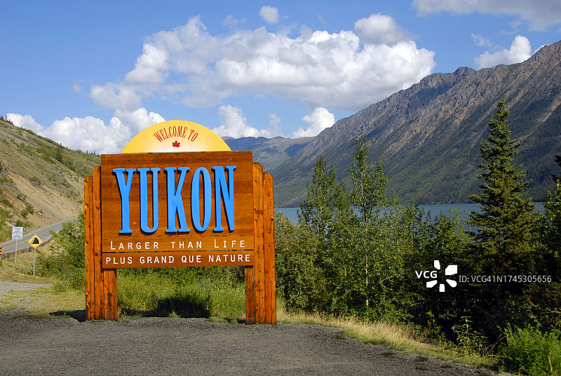 公路指示牌图片素材