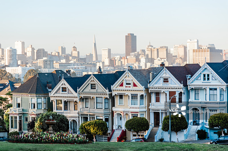 美国旧金山阿拉莫广场明信片街的“彩绘女士”图片素材