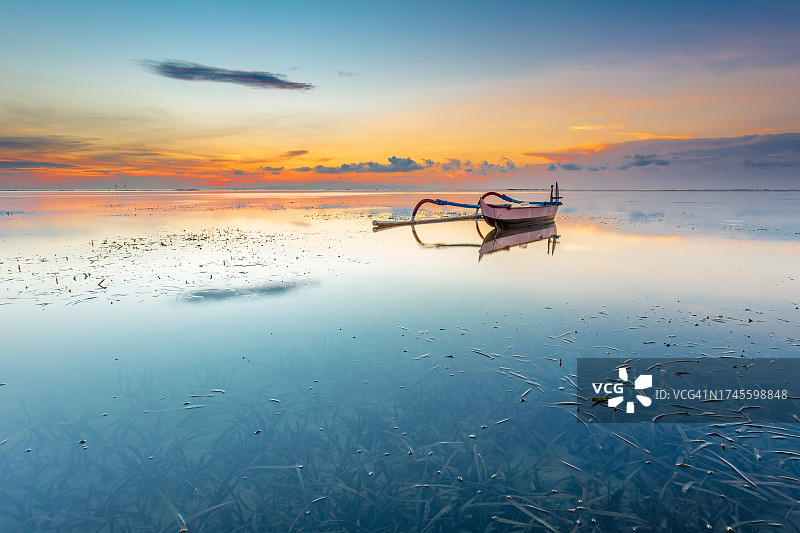 印度尼西亚巴厘岛的清晨阳光，沙努尔海滩的传统渔船图片素材