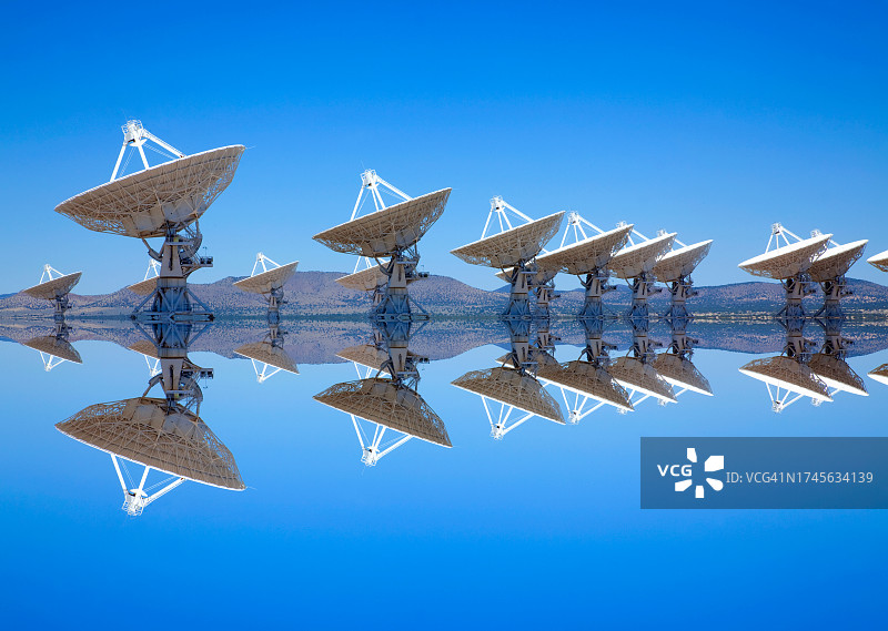 沙漠中的射电望远镜图片素材