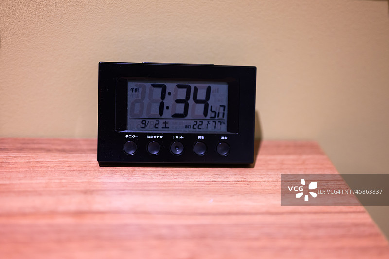 床头日式电子闹钟图片素材