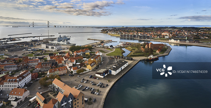 航拍丹麦小镇科瑟港口与大贝尔特桥图片素材