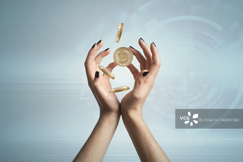 女人抛洒金币图片素材