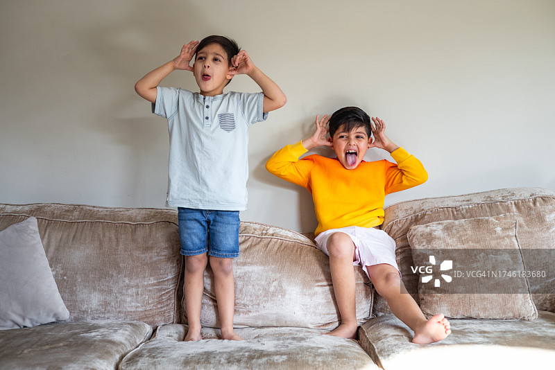 兄弟俩的恶作剧图片素材