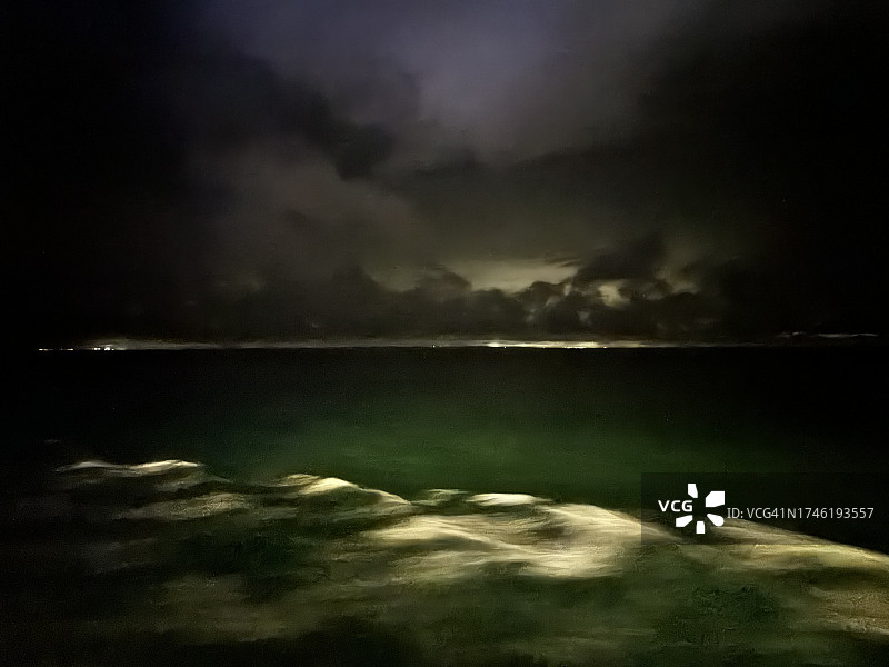 夜间从移动的船上拍摄的海景图片素材
