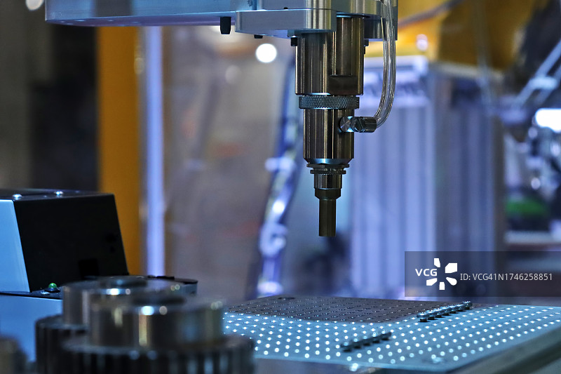 工业物联网技术：机器人手臂与使用控制器进行控制的男人图片素材