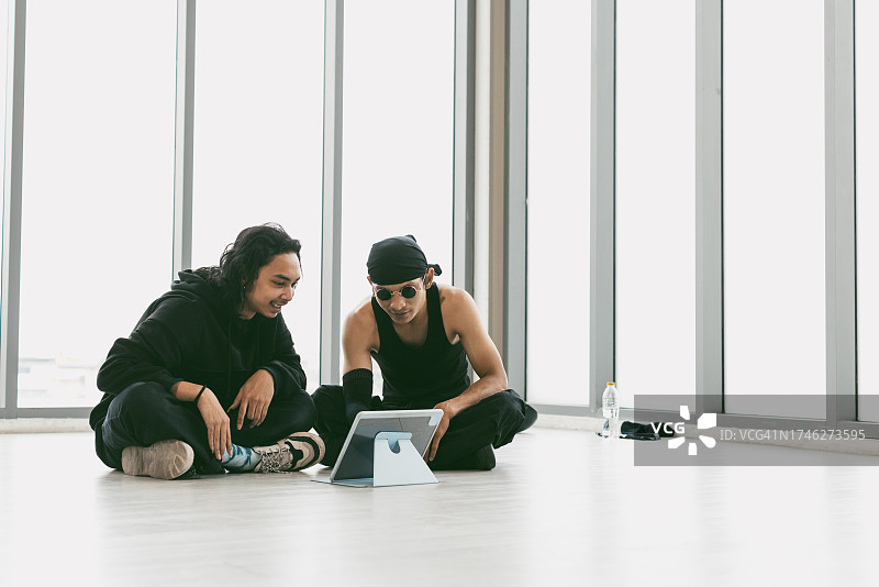 街舞者与教练研究舞步图片素材