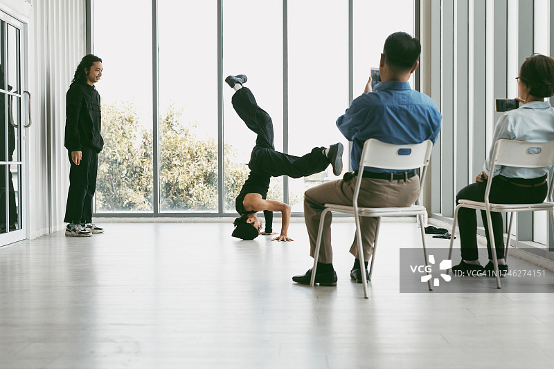 舞蹈室内教练指导霹雳舞训练图片素材