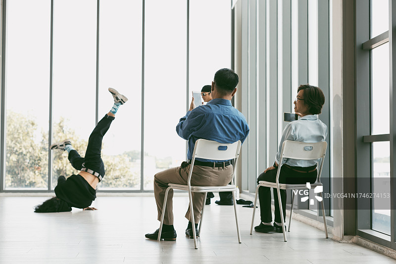 舞蹈室内教练指导霹雳舞训练图片素材