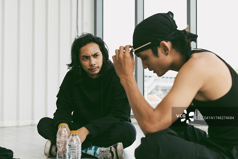 舞蹈室内教练指导霹雳舞训练图片素材