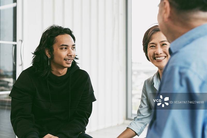 街舞舞者在工作室与父母交谈图片素材