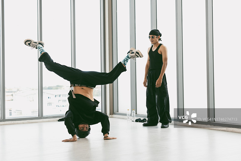 舞蹈室内教练指导霹雳舞训练图片素材