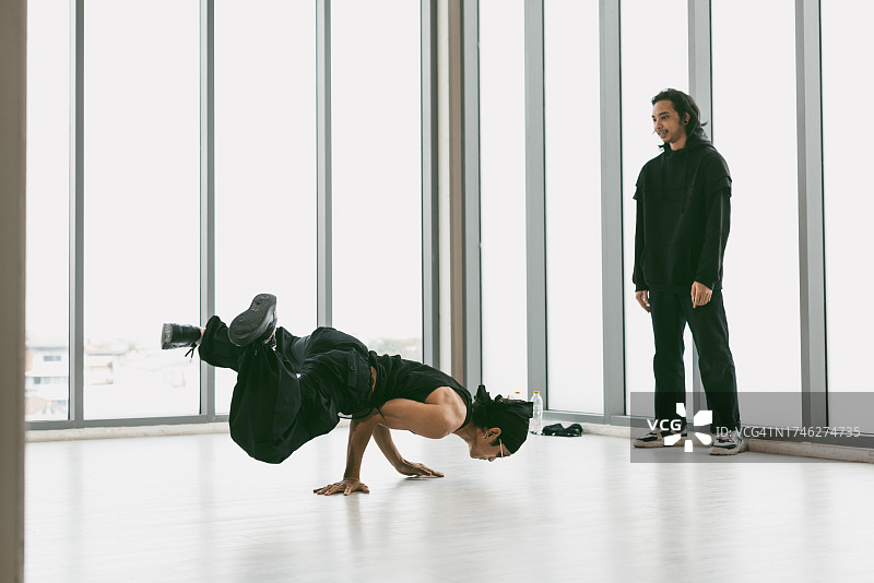 舞蹈室内教练指导霹雳舞训练图片素材