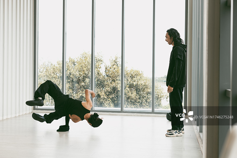 舞蹈室内教练指导霹雳舞训练图片素材