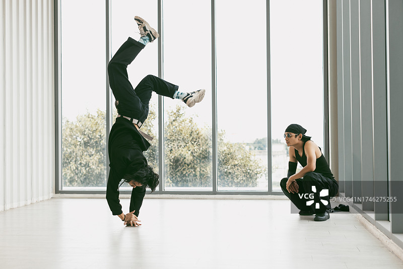 舞蹈室内教练指导霹雳舞训练图片素材