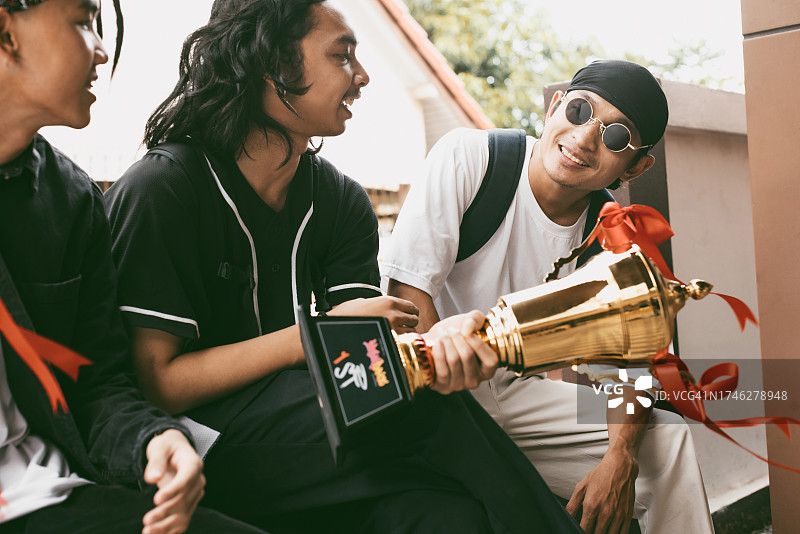 霹雳舞者和朋友们一起回家图片素材