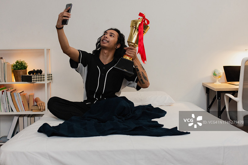 青少年在卧室里和朋友聊天，带着奖品图片素材