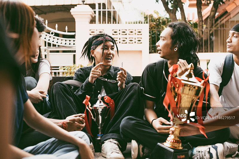 街舞舞者与朋友在户外交谈。图片素材