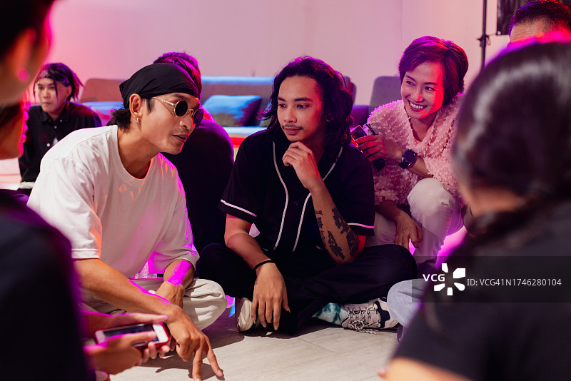 霹雳舞舞者和朋友们一起休息图片素材