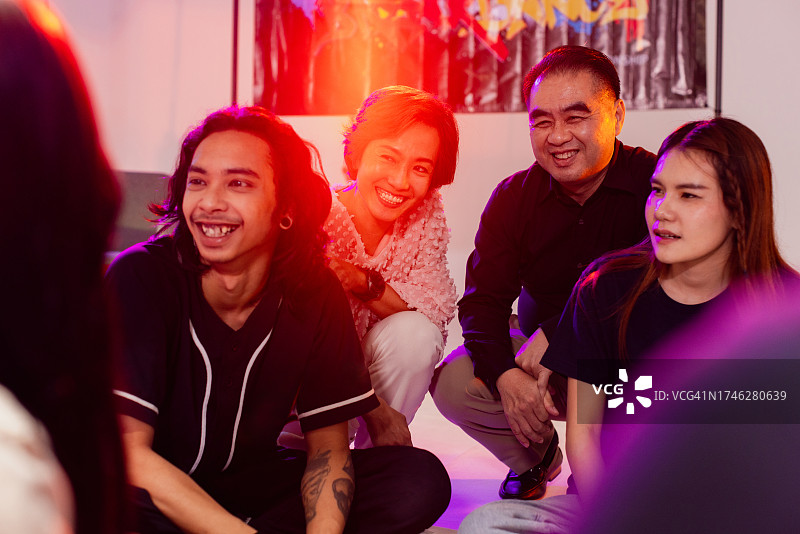 霹雳舞舞者和朋友们一起休息图片素材