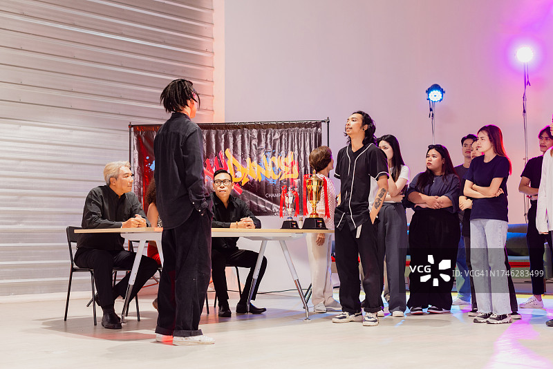 霹雳舞比赛获胜者与评委图片素材