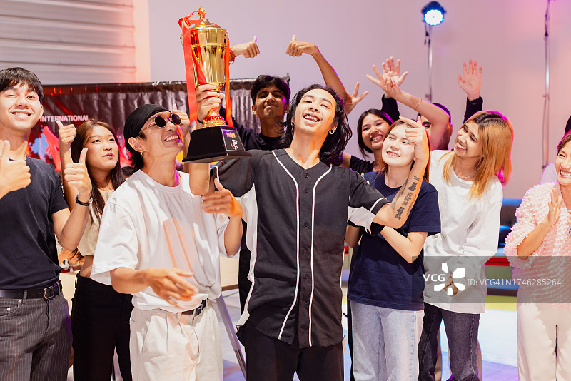 霹雳舞比赛获胜者与评委图片素材