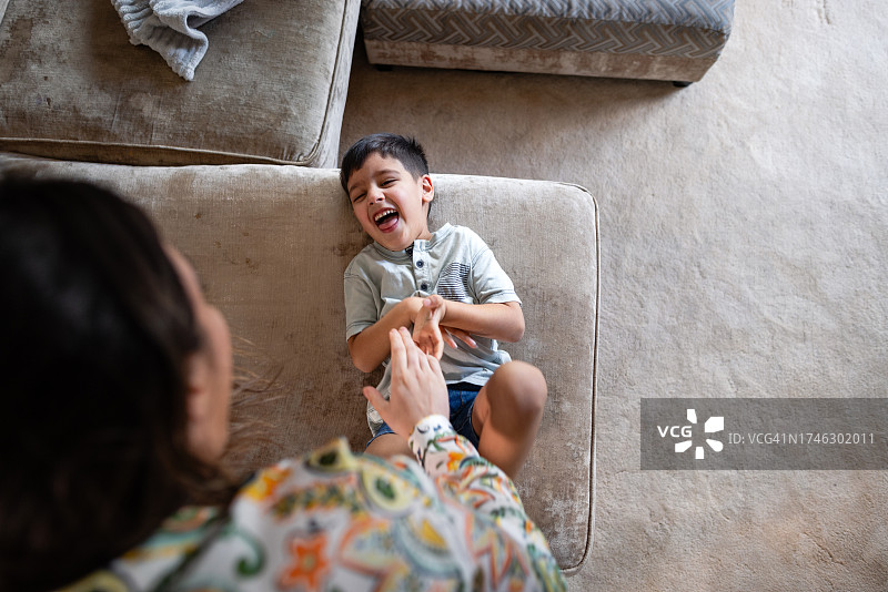 挠儿子痒痒图片素材