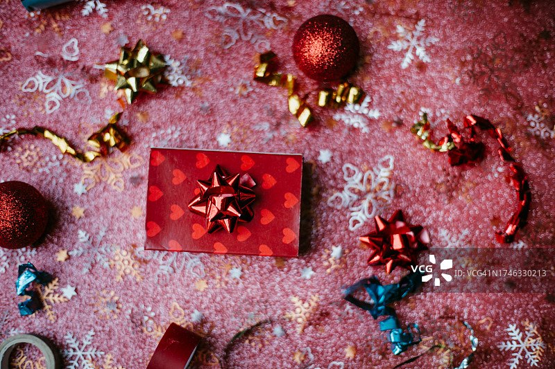 黑色背景上的红色礼品（带留白）图片素材