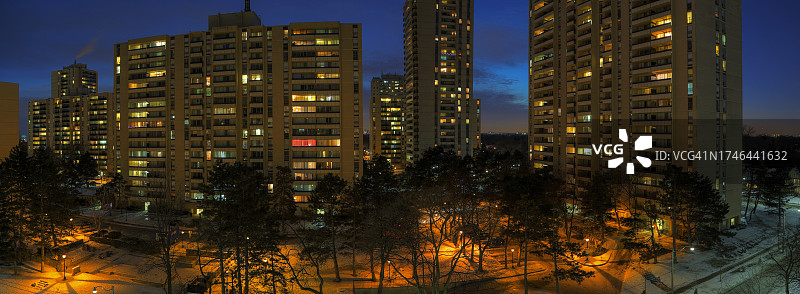 日落城市矮小住宅建筑群图片素材