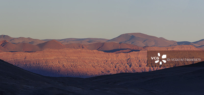 安托法亚盐湖环绕山脉图片素材
