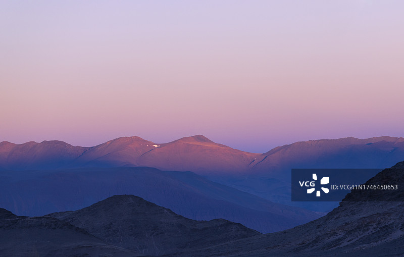 安托法亚盐湖环绕山脉图片素材