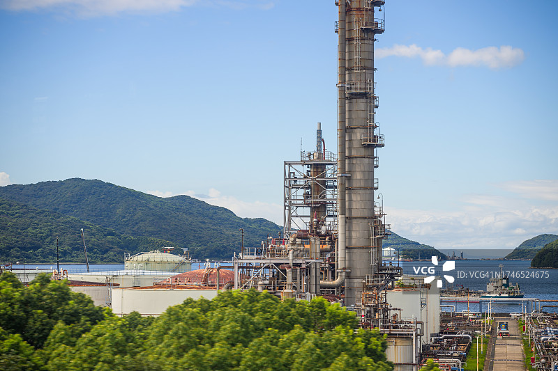 日本海边的工业设施图片素材