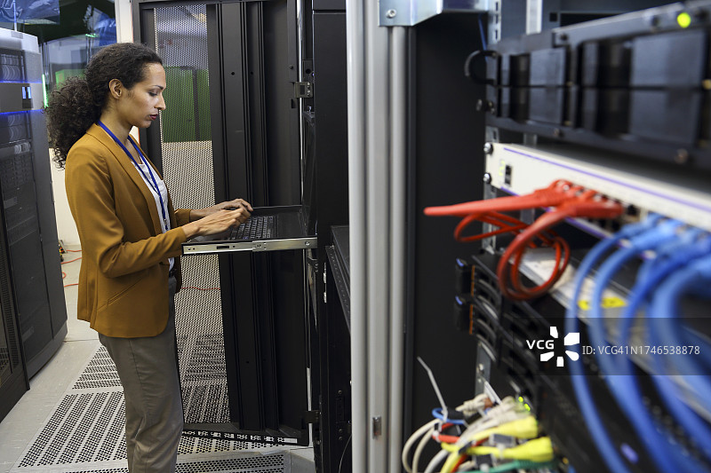 服务器机房中的IT女工程师图片素材