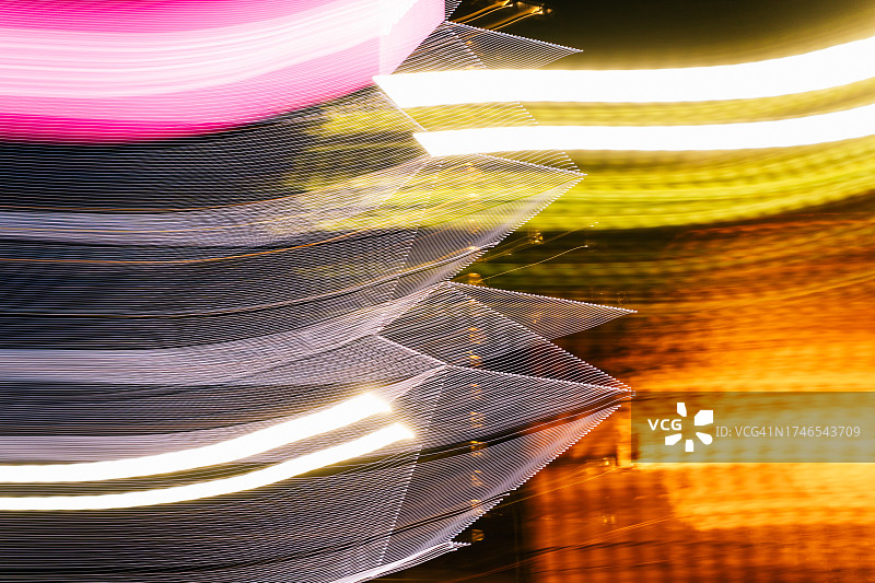 在长时间曝光下具有霓虹灯图案的抽象黑色背景图片素材