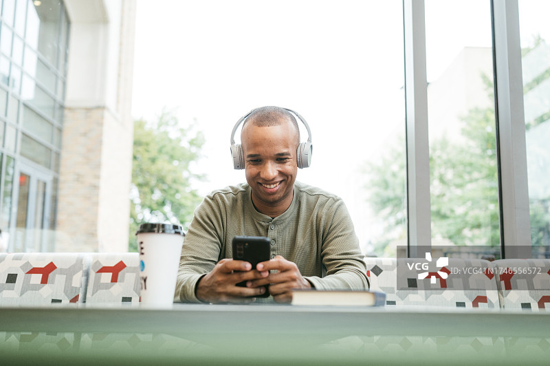 男人在电话上参加视频会议图片素材