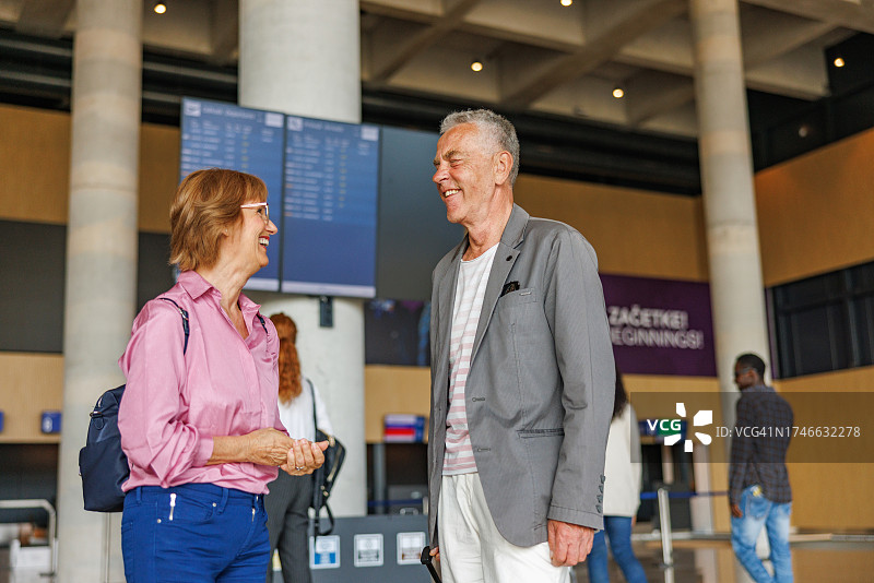中年夫妇兴奋地开始新的旅行图片素材