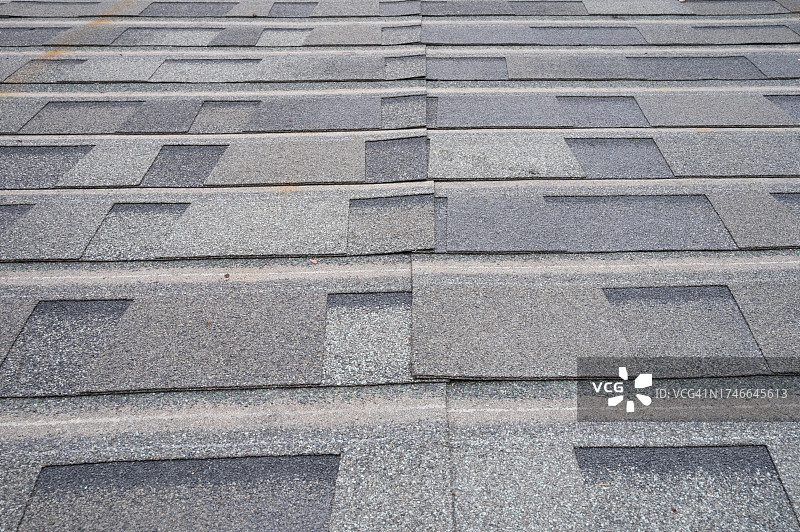 建筑纹理：标签式沥青屋顶瓦的特写图片素材