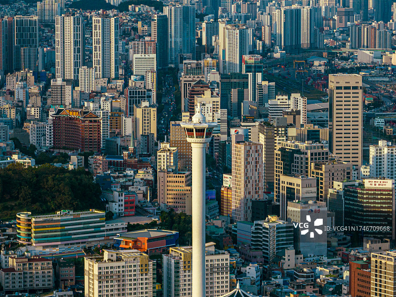 釜山市天际线与龙头山公园的釜山塔图片素材