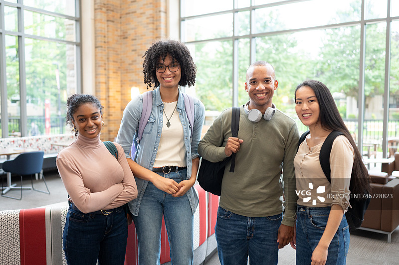 多元化的大学生合影图片素材