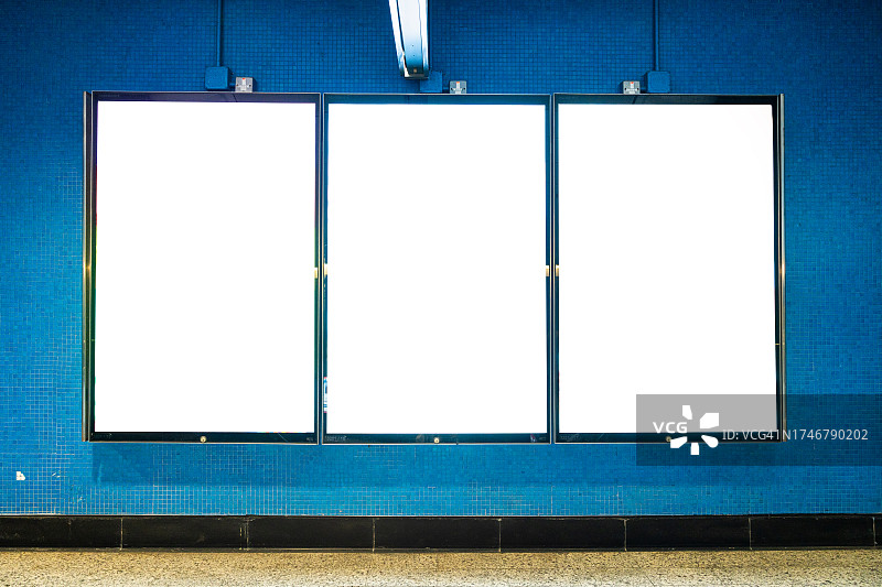 地铁站墙壁上覆盖着空白的广告banner图片素材